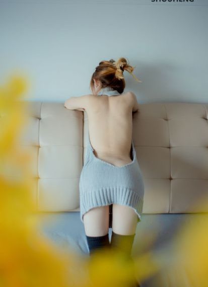 美女露出让男生揉图片